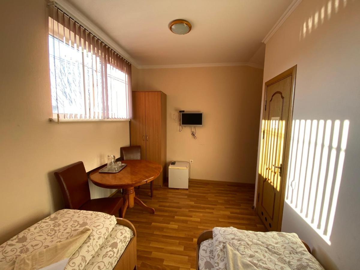 Ковчег Hotel Tjernivtsi Eksteriør billede